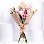 باقة ورد لي لي لون أبيض ووردي في غلاف بيج