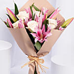 باقة ورد لي لي لون أبيض ووردي في غلاف بيج