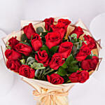 باقة ورد أحمر بغلاف أبيض وشريط أحمر