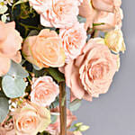 باقة ورد جوري لون كابتشينو ووردي في ستاند ذهبي