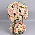 باقة ورد جوري لون كابتشينو ووردي في ستاند ذهبي