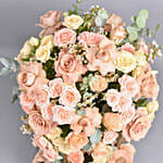 باقة ورد جوري لون كابتشينو ووردي في ستاند ذهبي