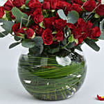 باقة ورد بيبي روز حمراء مع أوكاليبتوس في فازه زجاجية