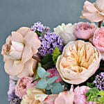 باقة ورد مشكل لون وردي مع كوبية وأوركيد في ستاند ذهبي