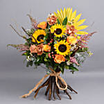 باقة ورد عباد الشمس مع ورود متنوعة وببيونة أنيقة