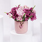 باقة ورد لون موف مع توليب موف في فازة مخصصة للأم