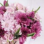 باقة ورد لون موف مع توليب موف في فازة مخصصة للأم