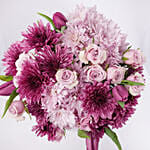 باقة ورد لون موف مع توليب موف في فازة مخصصة للأم