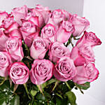 باقة 18 وردة بنفسجية ساحرة وخلابة في مزهرية زجاجية