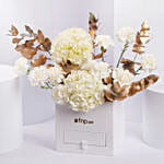 باقة ورد هيدرانجيا بيضاء وشوكولاتة فاخرة