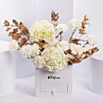 باقة ورد هيدرانجيا بيضاء وشوكولاتة فاخرة