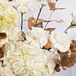 باقة ورد هيدرانجيا بيضاء وشوكولاتة فاخرة