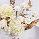 باقة ورد هيدرانجيا بيضاء وشوكولاتة فاخرة