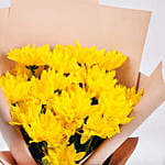 باقة ورد أقحوان أصفر جميل في غلاف بيج ورقي