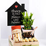 سلة خشبية تحتوي على كوكيز وفيريرو روشيه ونبتة بامبو والمزيد