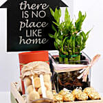 سلة خشبية تحتوي على كوكيز وفيريرو روشيه ونبتة بامبو والمزيد