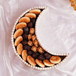 طبق هلال تمور فاخرة وحلويات