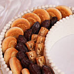 طبق هلال تمور فاخرة وحلويات