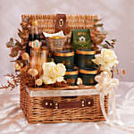 سلة هدايا رمضان للذواقة مع ورد ابيض