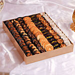 علبة فاخرة من التمر المحشي والمعمول والبقلاوة والشوكولاتة