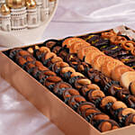 علبة فاخرة من التمر المحشي والمعمول والبقلاوة والشوكولاتة