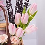 سلة ورد عيد الأم مع شمعة وشوكولاتة