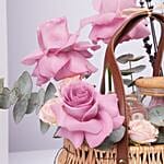 سلة ورد عيد الأم مع شمعة وشوكولاتة