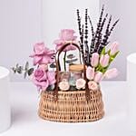 سلة ورد عيد الأم مع شمعة وشوكولاتة