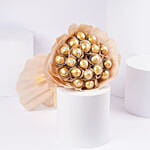 باقة شوكولاتة فيريرو روشيه متوسطة بتغليف أحمر وأبيض رومانسي