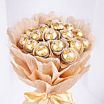 باقة شوكولاتة فيريرو روشيه صغيرة بتغليف أحمر وأبيض رومانسي