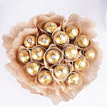 باقة شوكولاتة فيريرو روشيه صغيرة بتغليف أحمر وأبيض رومانسي