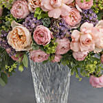 باقة ورد مشكل منسقة في فازة زجاجية