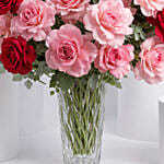 باقة من 50 وردة وردية في مزهرية زجاجية رائعة