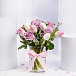 باقة ورود لون موف توليب وجوري في فازة جميلة