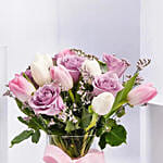 باقة ورود لون موف توليب وجوري في فازة جميلة