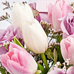 باقة ورود لون موف توليب وجوري في فازة جميلة