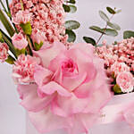 بوكس زهور وردية على شكل قلب للأم