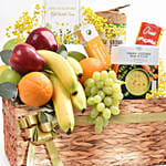 فواكه طازجة مع مأكولات لذيذة في بوكس خشبي