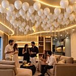 100 white balloons