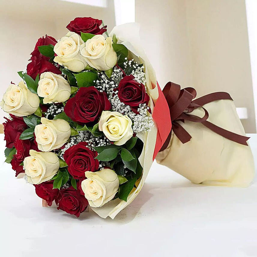 Beauty Of Red & White 20 Roses: 