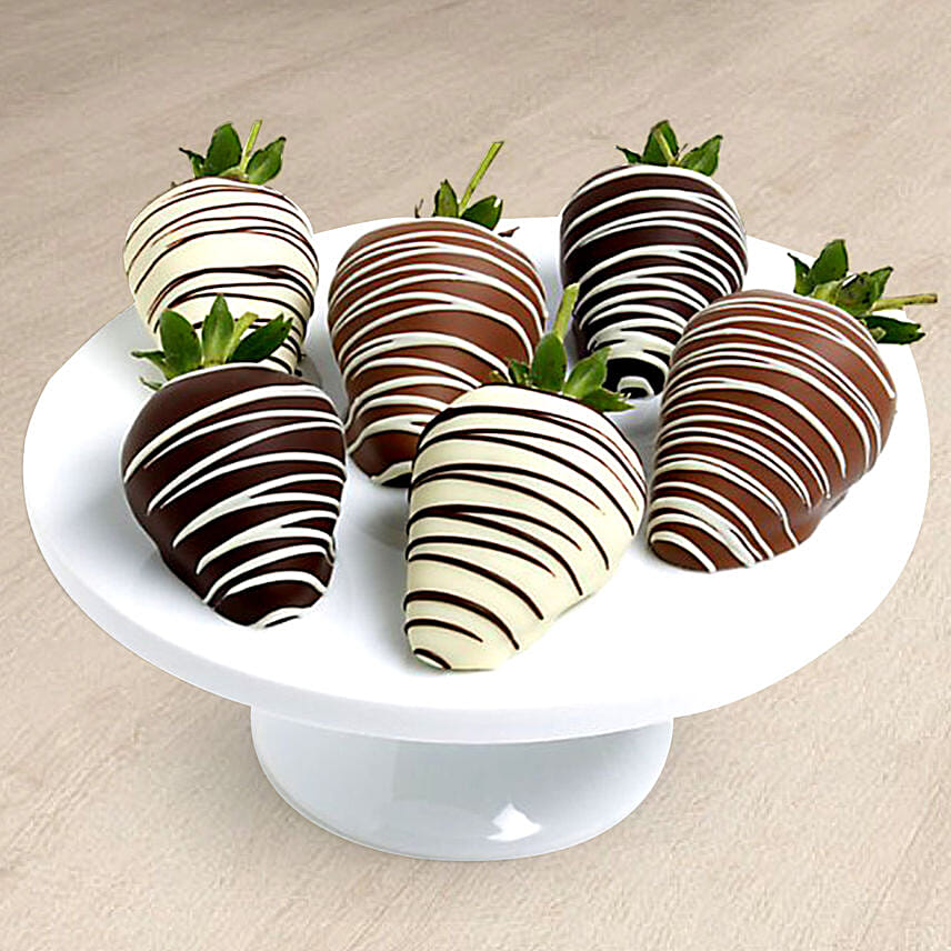 Classic Chocolate Dipped Strawberries: 