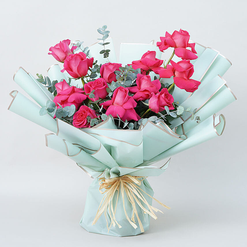 باقة 12 ورد جوري وردي غامق في غلاف أنيق: توصيل ورد في الظهران