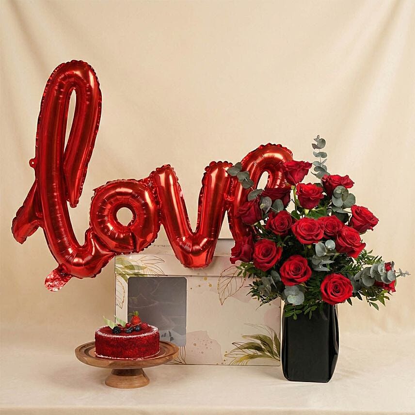 love box roses chocolate cake for valentine: Send Valentines Day Gifts to Saudi Arabia