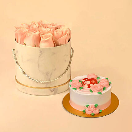 كومبو باقة ورود في بوكس مع كيك فانيلا واحد كيلو: توصيل كيك الرياض