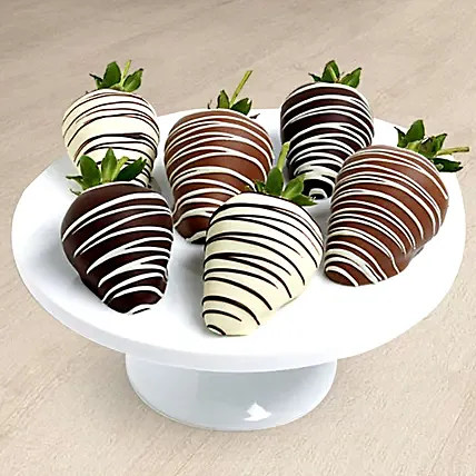 Classic Chocolate Dipped Strawberries: 