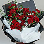 باقة ورد أحمر مغلف بورق ابيض واسود