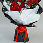 باقة ورد أحمر مغلف بورق ابيض واسود