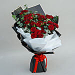 باقة ورد أحمر مغلف بورق ابيض واسود