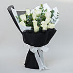 باقة 12 وردة أبيض مع أوكاليبتوس في غلاف أسود أنيق