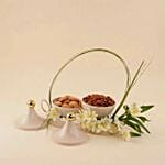 طبق تقديم أطايب رمضان مع الورد